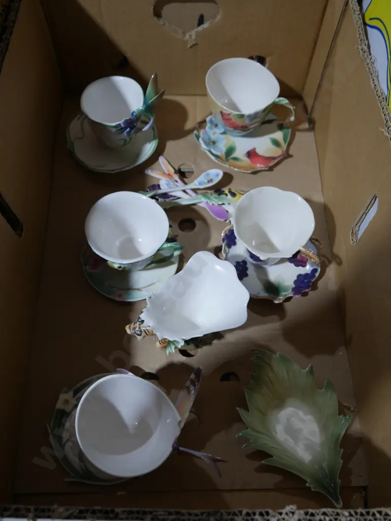 Decorative cups and plates Image 1++