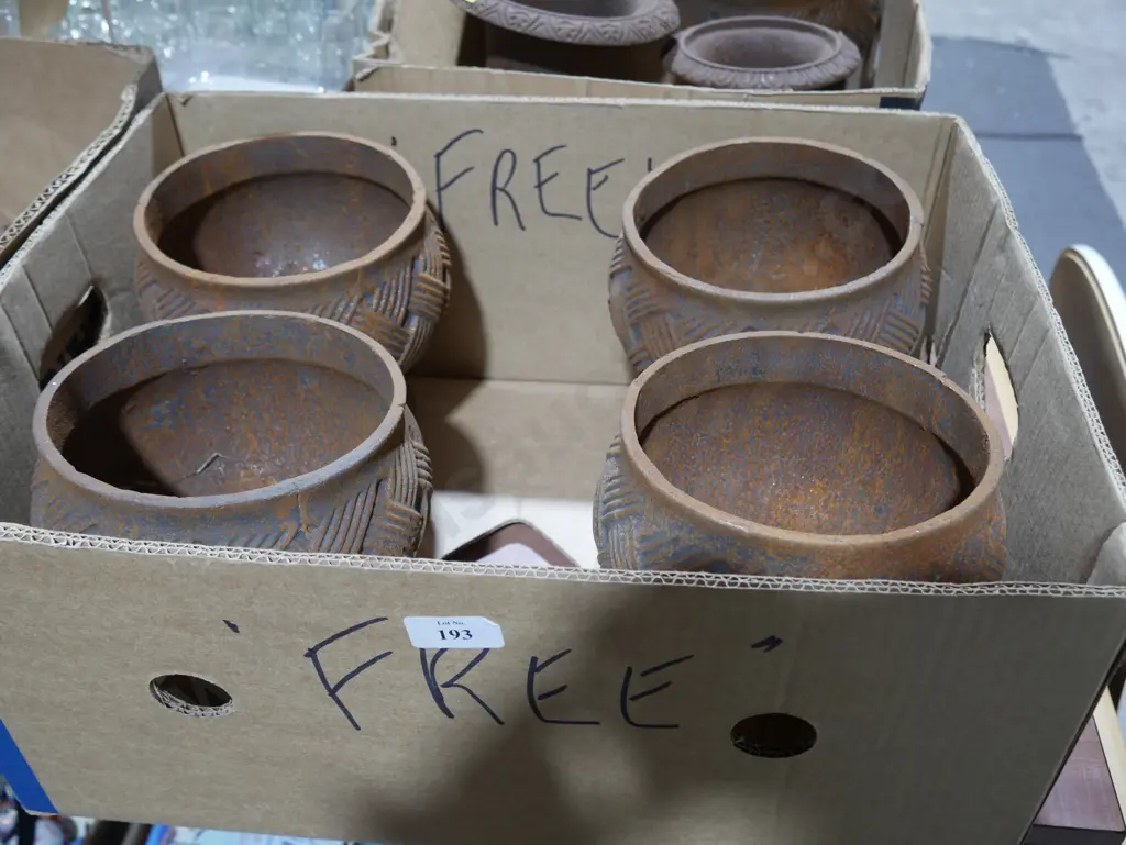4 small cast pots Image 1++