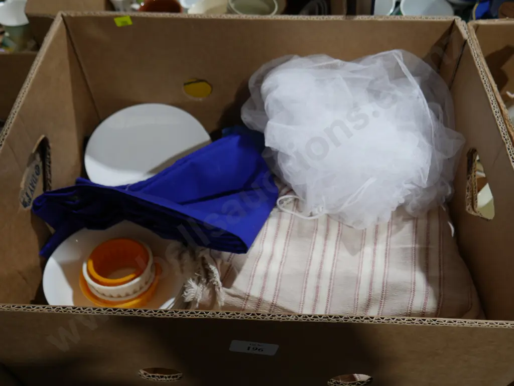 Assorted linen etc Image 1++