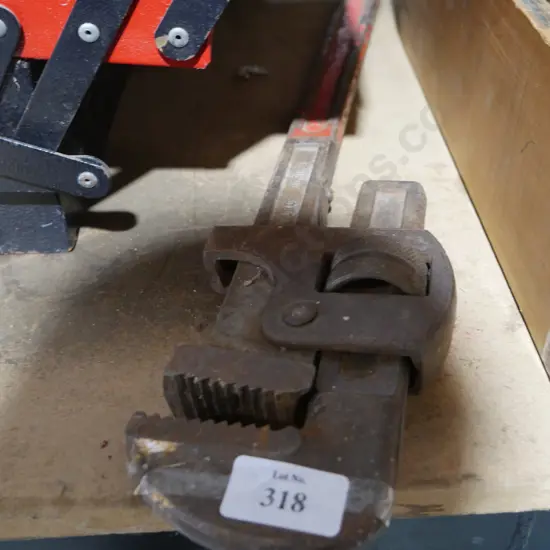 Pipe wrench