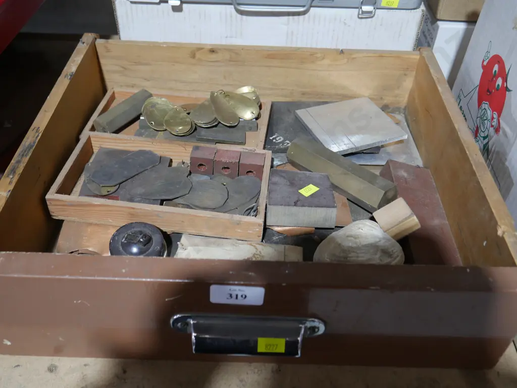 Assorted metal pieces Image 1++