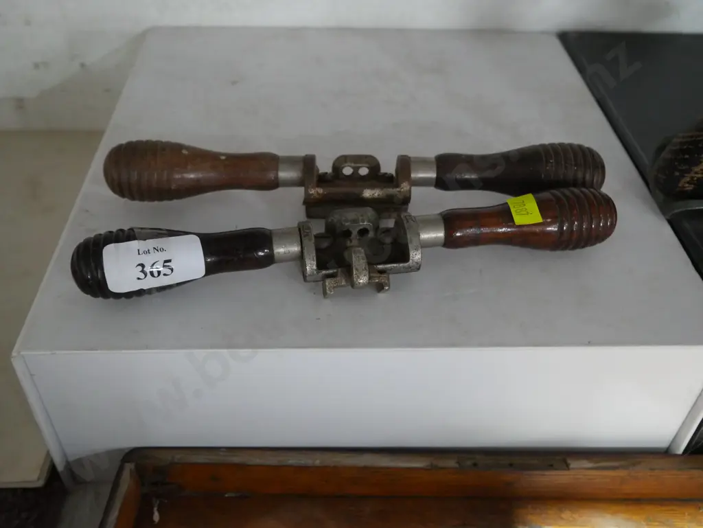 2 vintage spokeshaves Image 1++