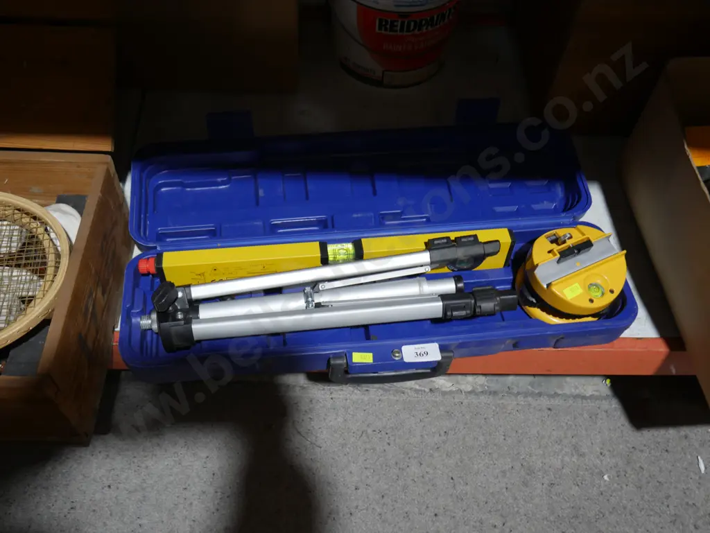 Laser level & tripod Image 1++