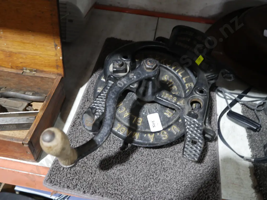 Vintage corn sheller Image 1++