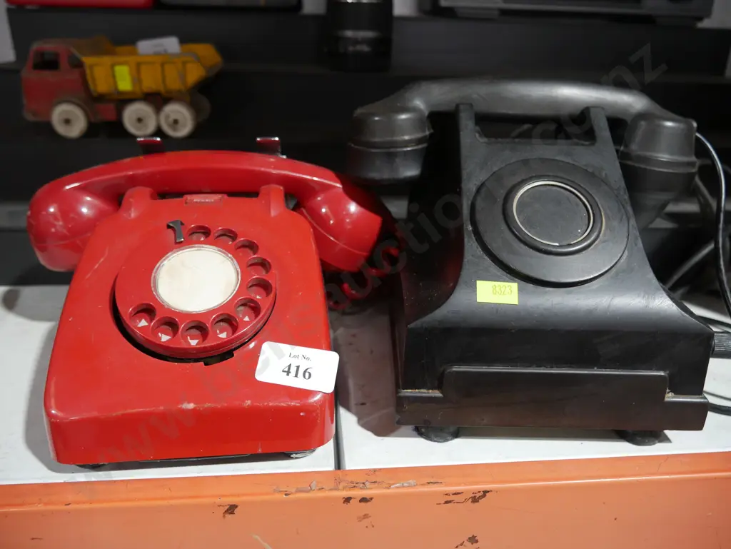 2 telephones Image 1++