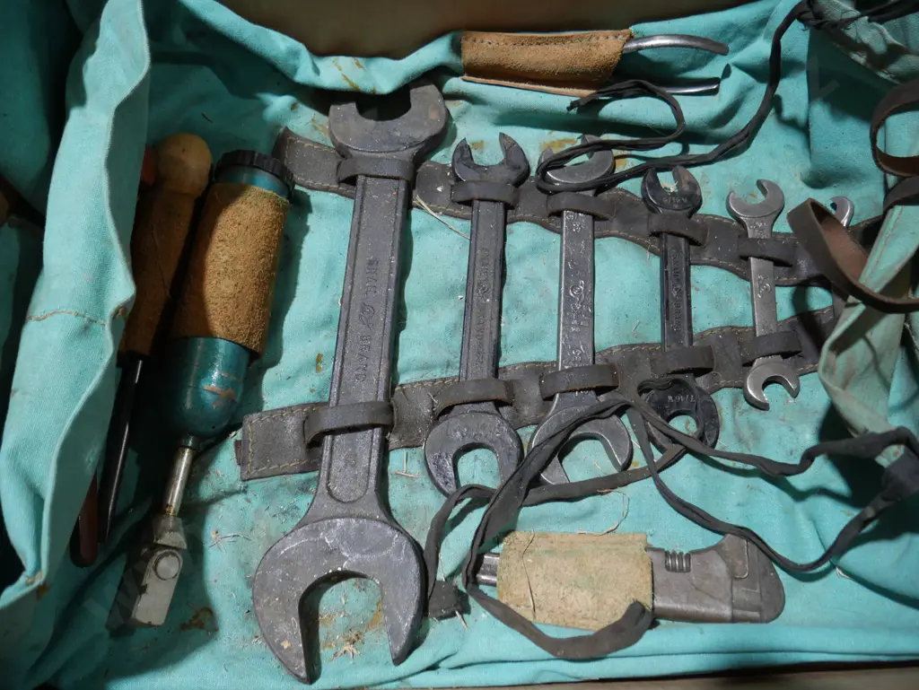 Tools and pouch Image 1++