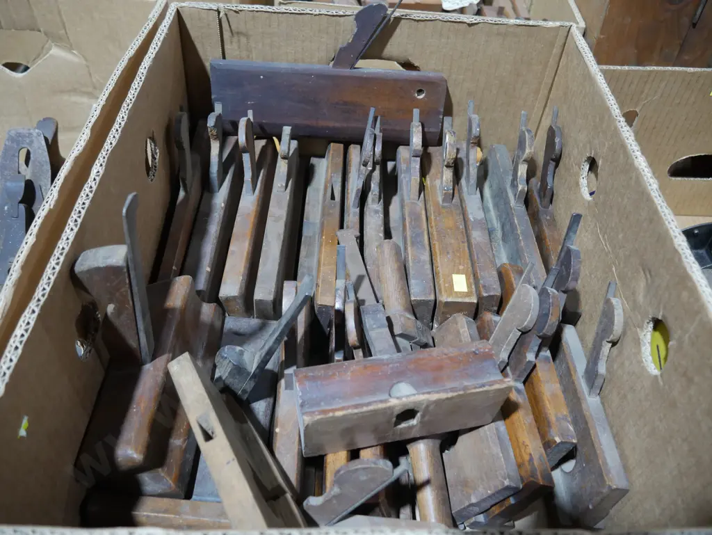 Assorted vintage wood planes Image 1++