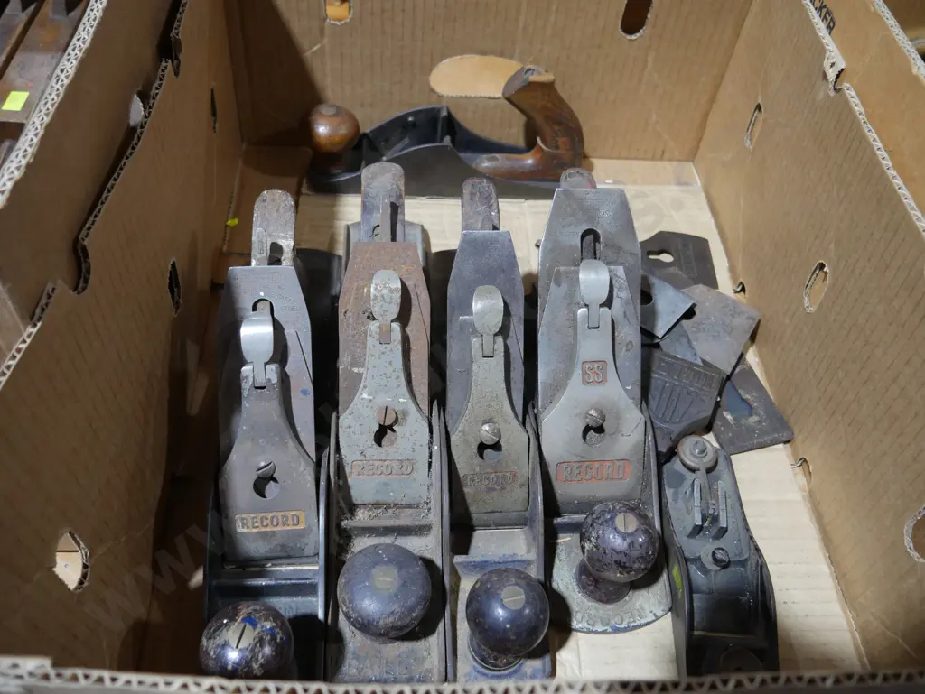 Assorted vintage wood planes Image 1++