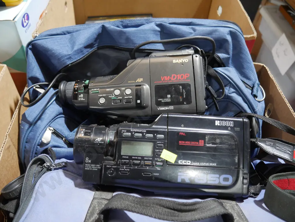 2 video cameras Image 1++