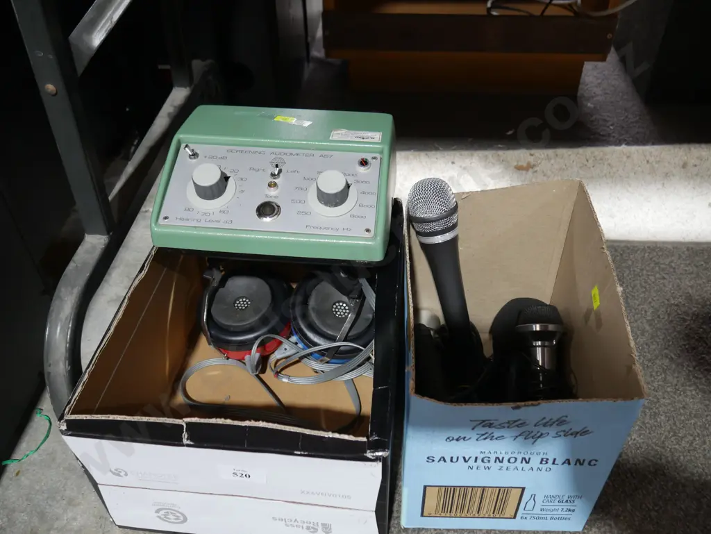 Screening audiometer and microphones Image 1++