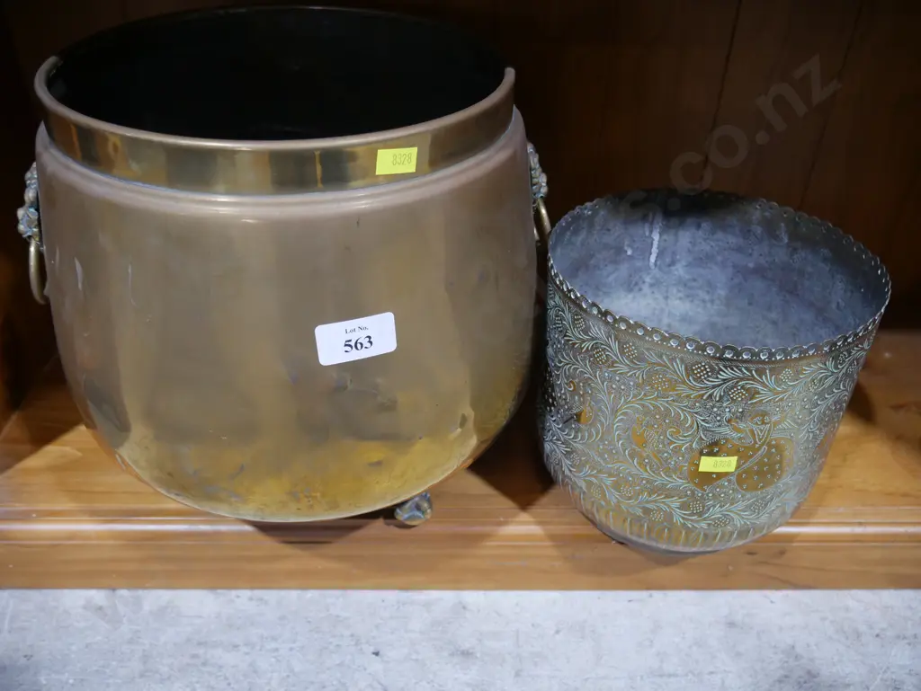 2 brass plant pots Image 1++