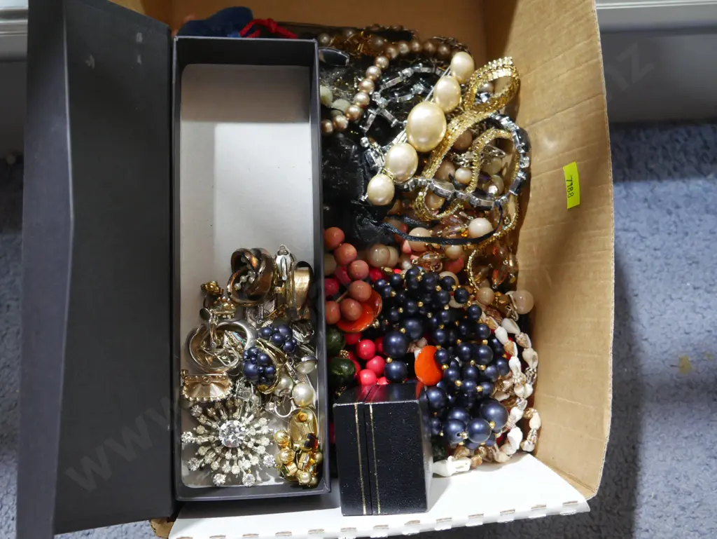 Costume jewellery Image 1++