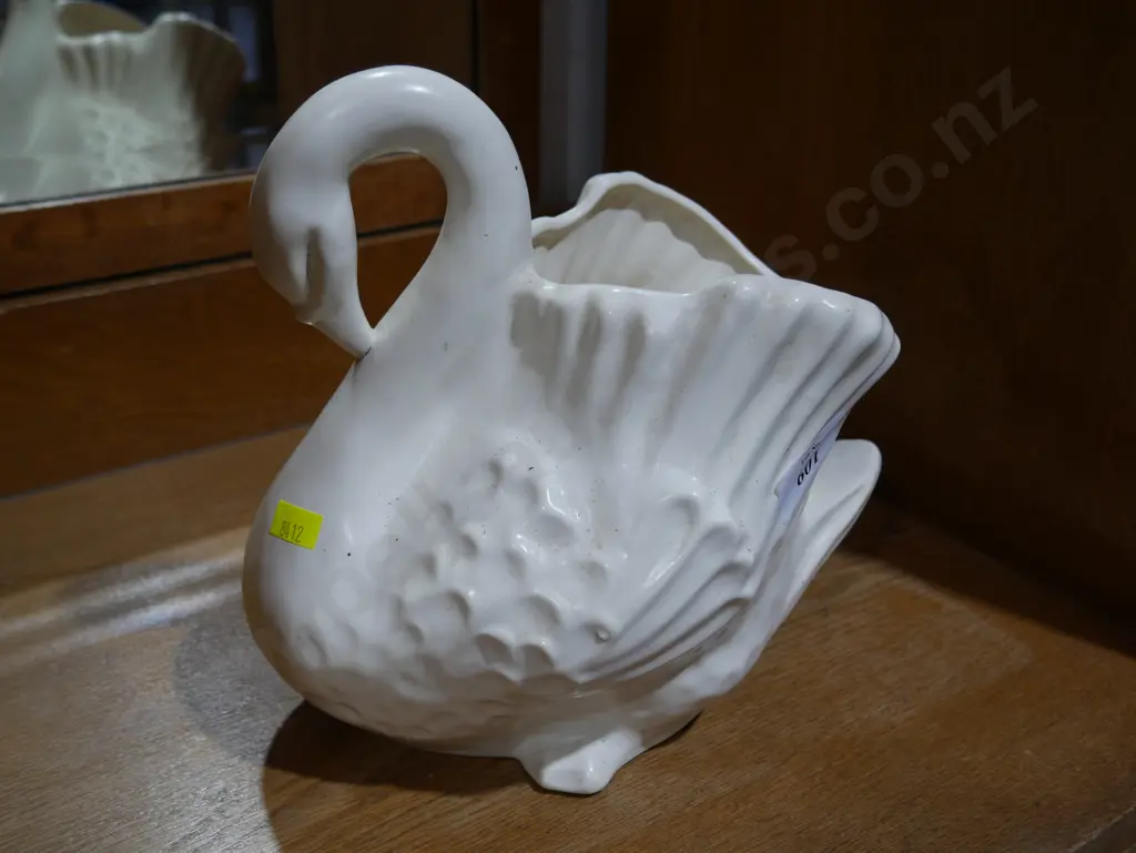 Crown Lynn swan Image 1++