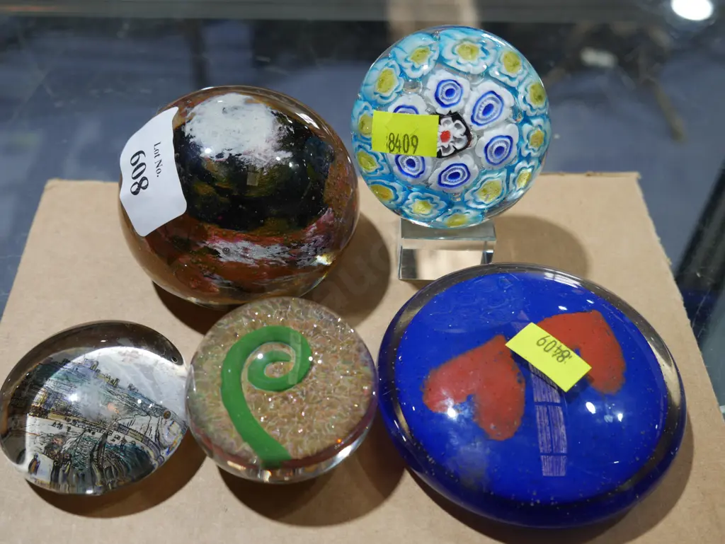 5 glass paperweights Image 1++