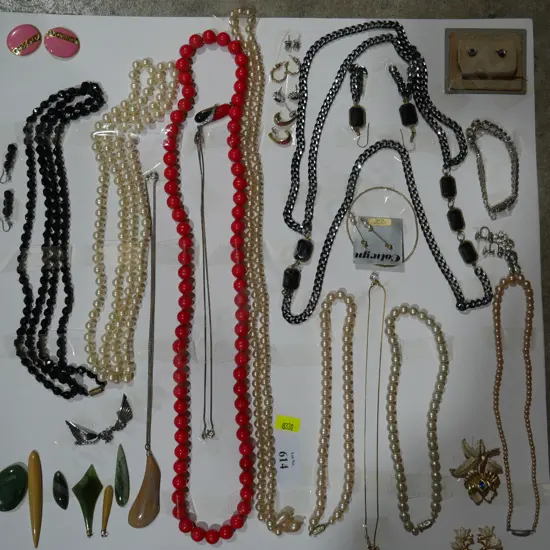 Assorted jewellery