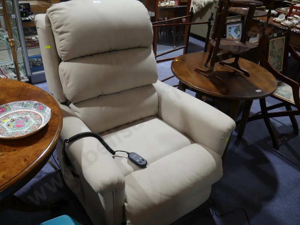 Electric La-z-boy lift chair Image 1++