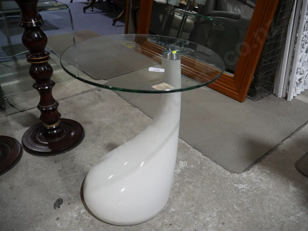 Glass top occasional table Image 1++