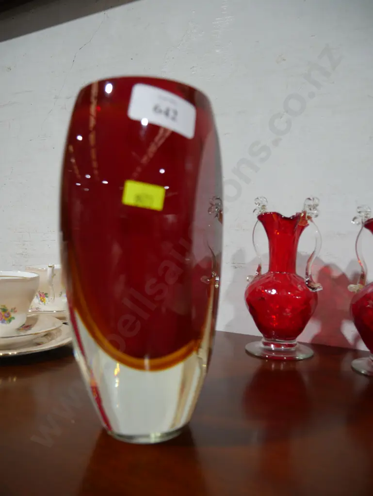 Red glass vase Image 1++