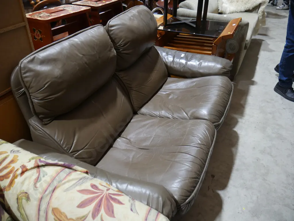 Leather 2 seater settee Image 1++
