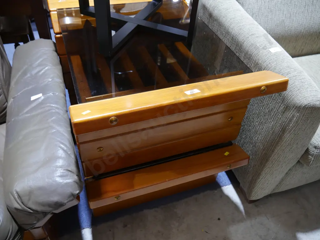 2 glass top coffee tables Image 1++