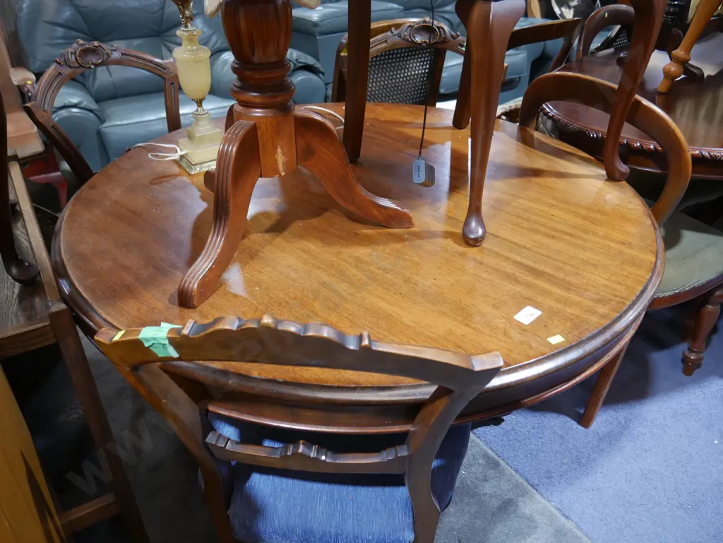 Victorian table and 3 chairs Image 1++