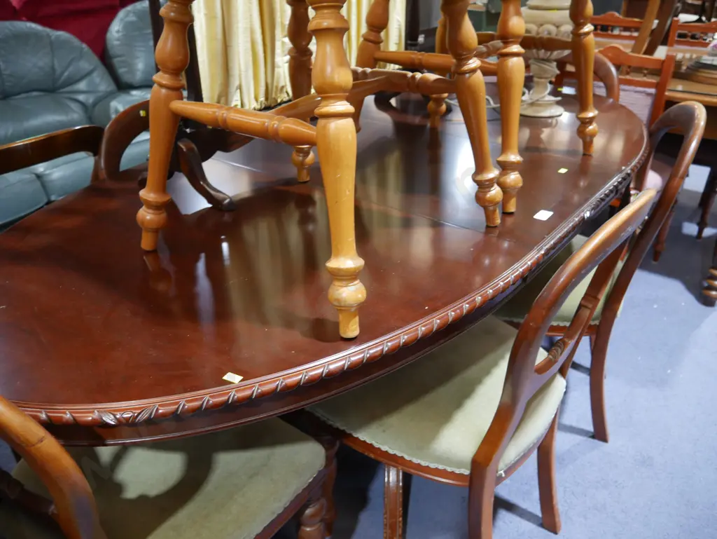 Mahogany dining table and 6 chairs Image 1++