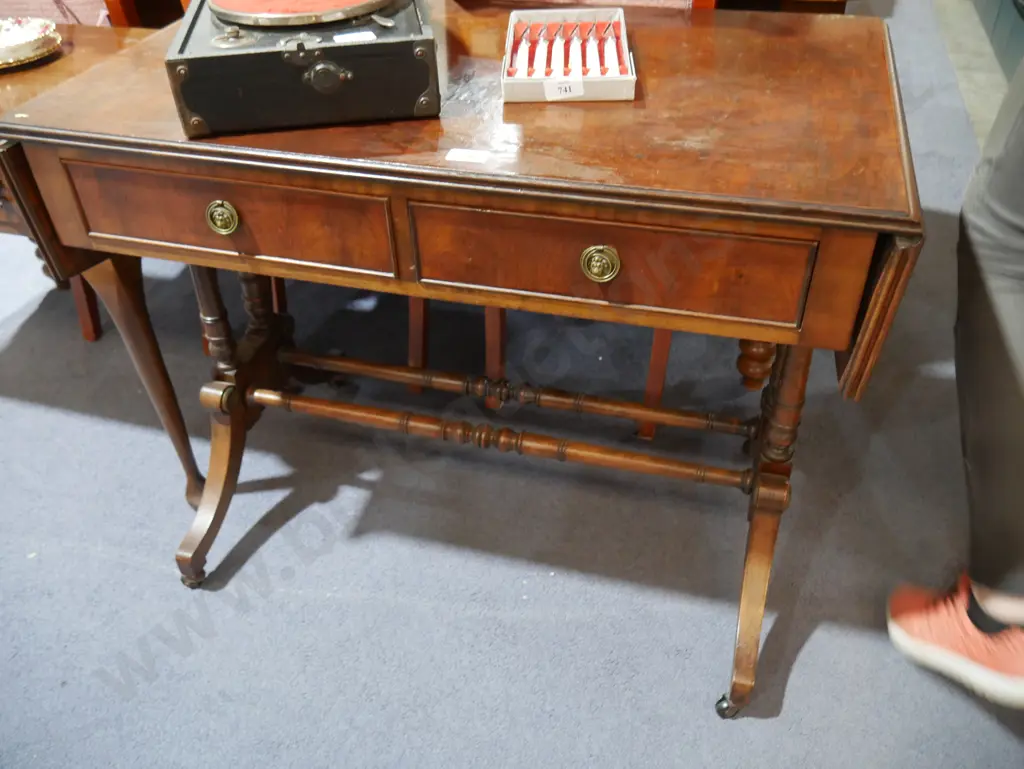 Drop side hall table Image 1++