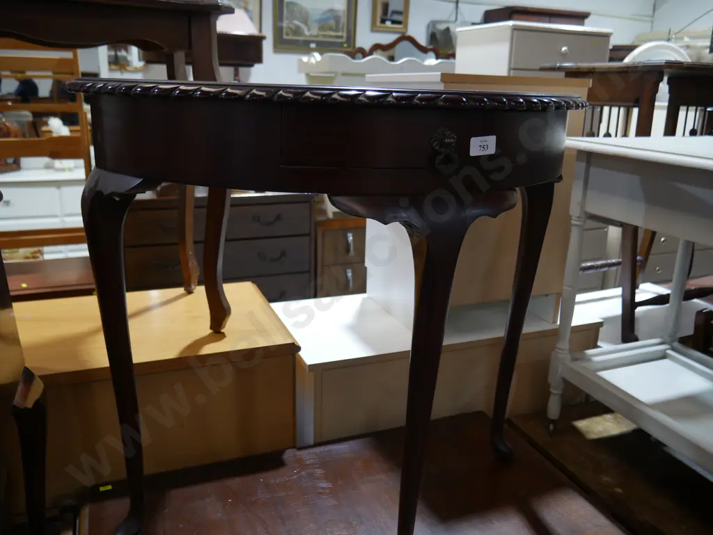 Half round hall table Image 1++