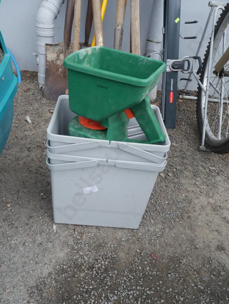 Seed spreader, 2 bins Image 1++