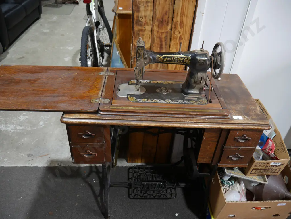 White sewing machine and table Image 1++