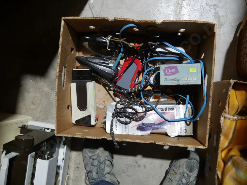 Old electric irons etc Image 1++