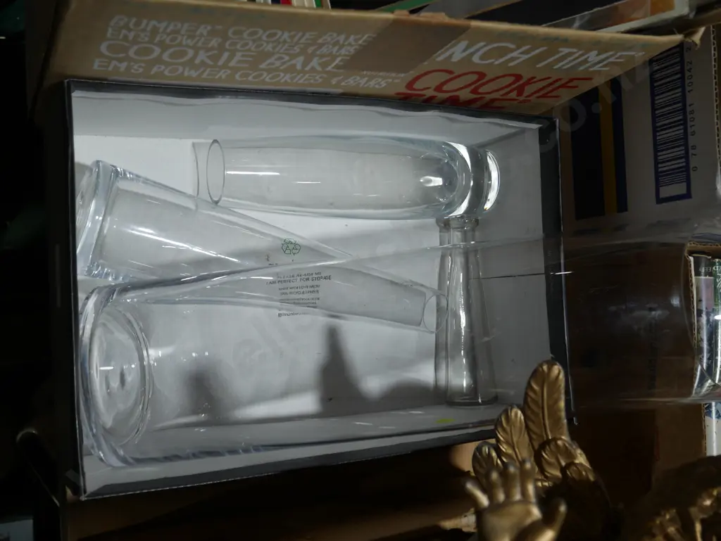 4 glass vases Image 1++