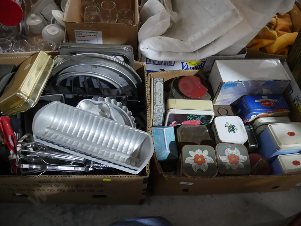 2 boxes old tins, baking dishes etc Image 1++