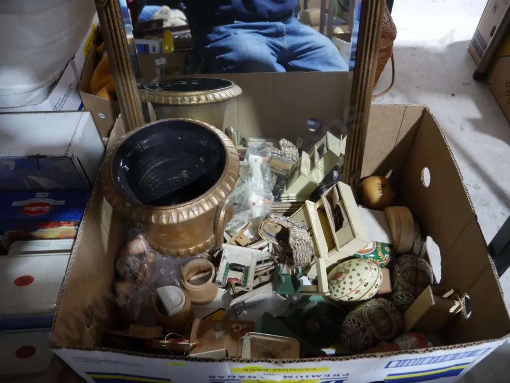 Mirror, urn planter etc Image 1++