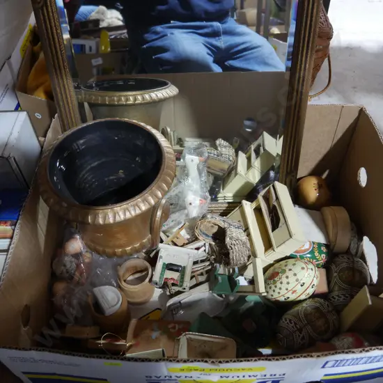 Mirror, urn planter etc