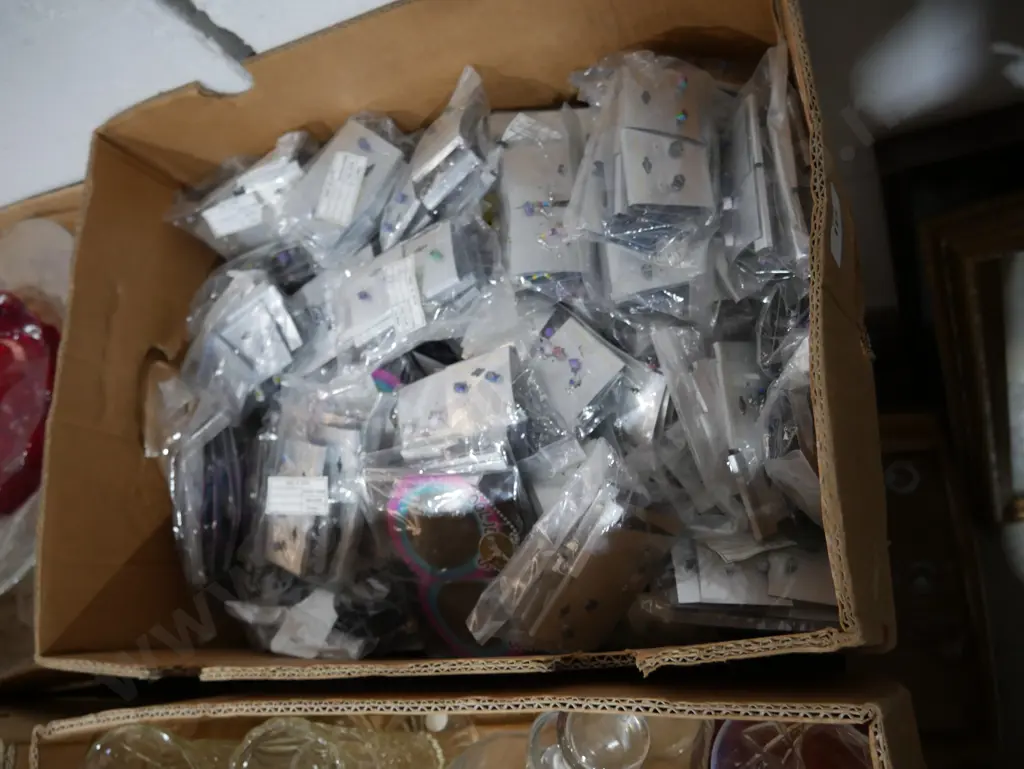 Box of costume jewellery Image 1++