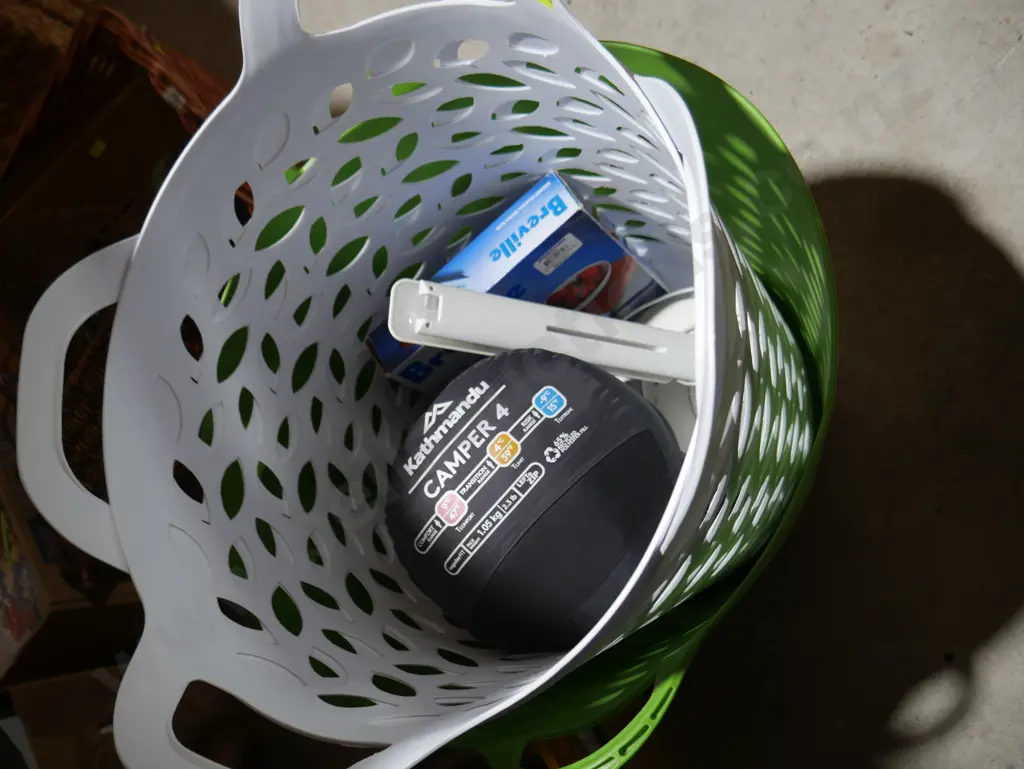 Laundry baskets, scales, sleeping bag etc Image 1++