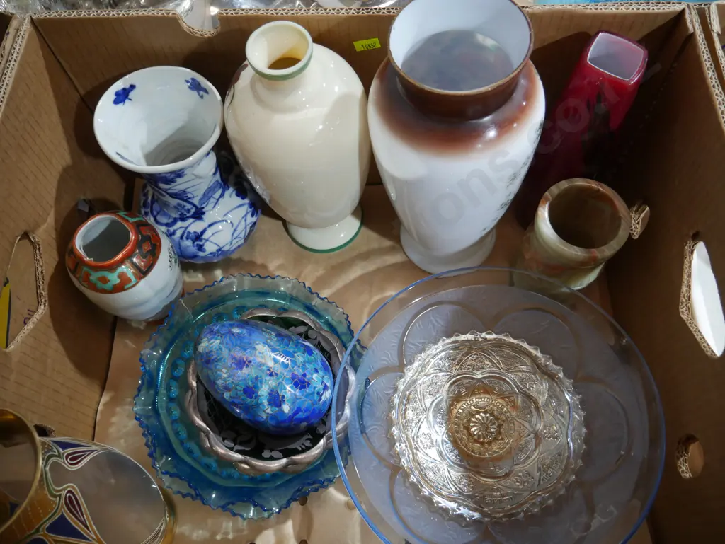 Assorted vases, glassware Image 1++