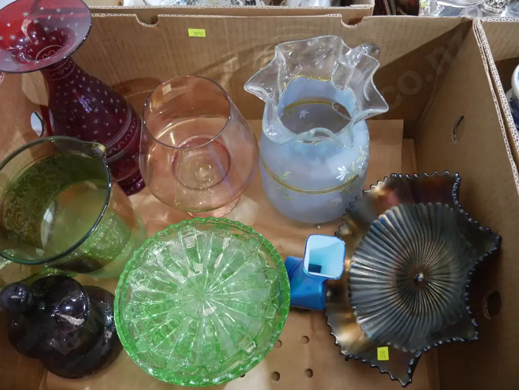Box of glassware Image 1++