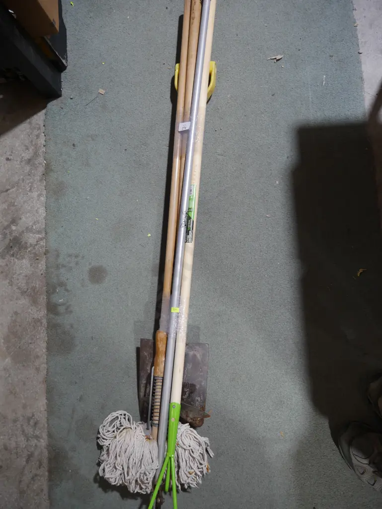 Spade, mop etc Image 1++