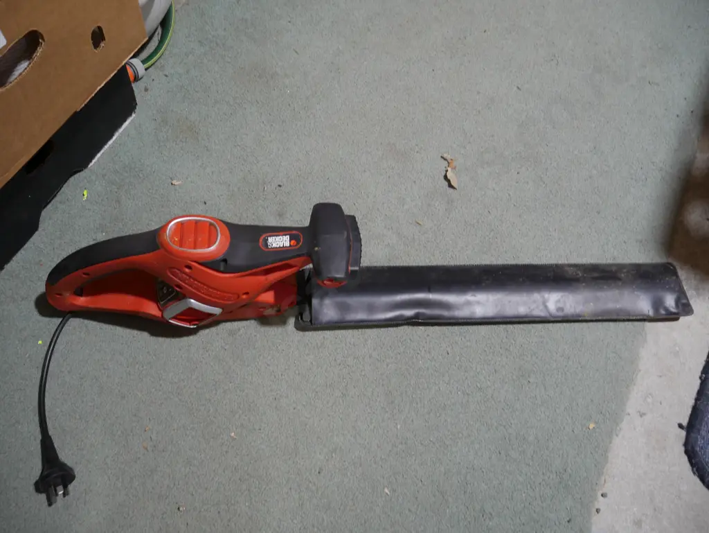 Black & Decker electric hedge trimmer Image 1++