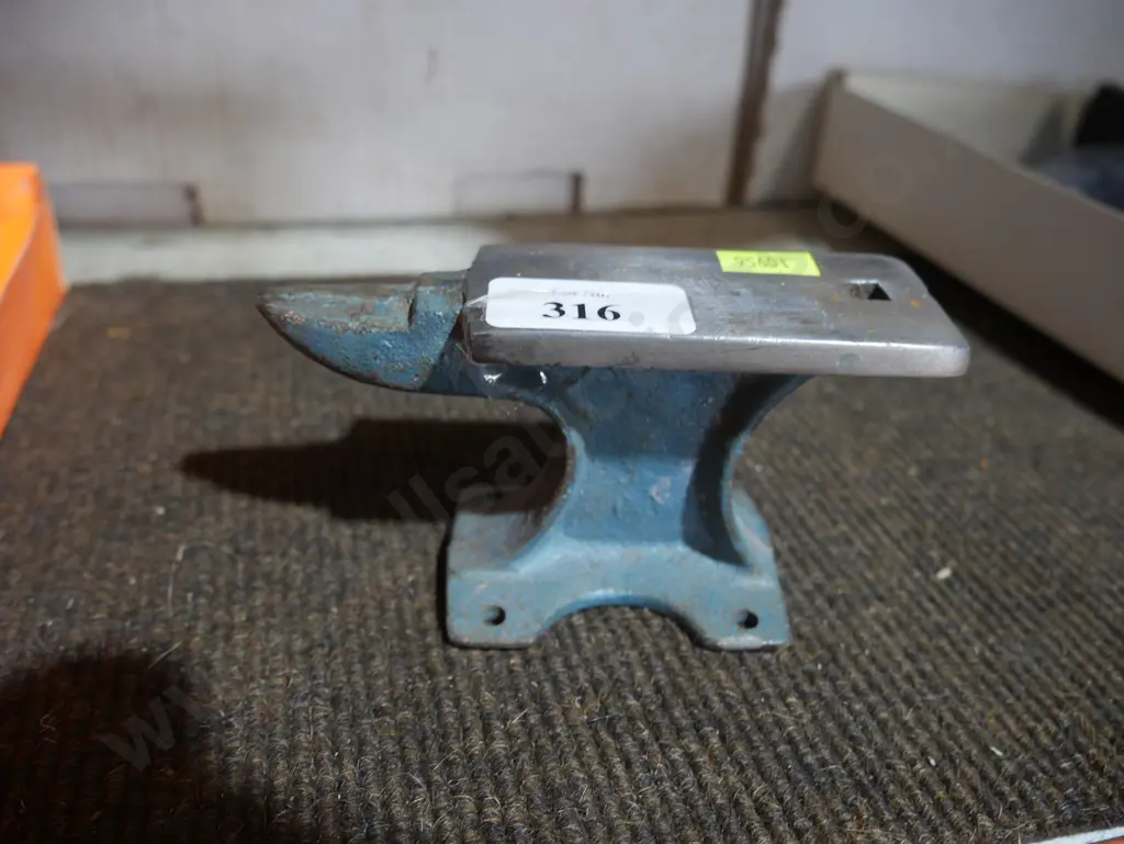 Small anvil Image 1++