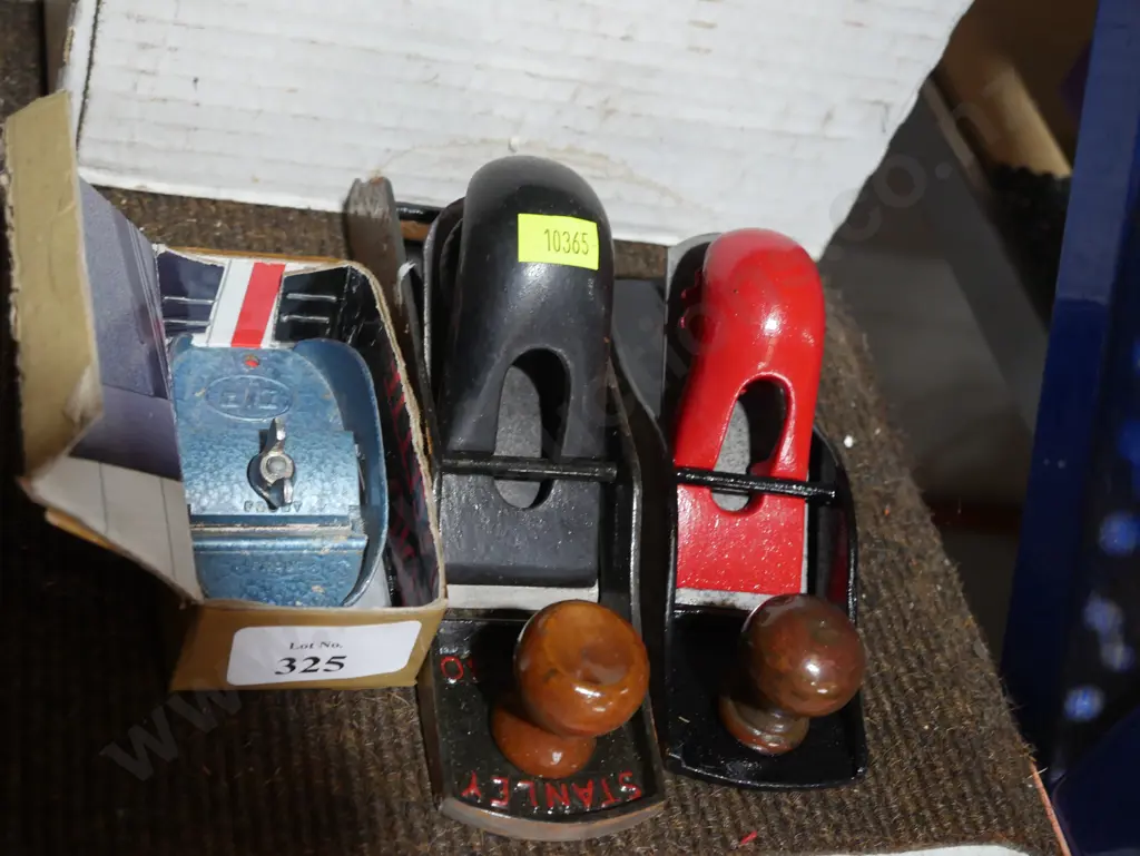 Three small wood planes Image 1++
