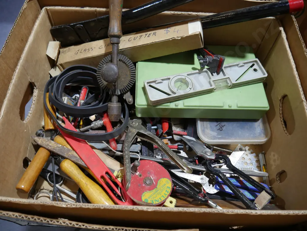 Assorted hand tools Image 1++