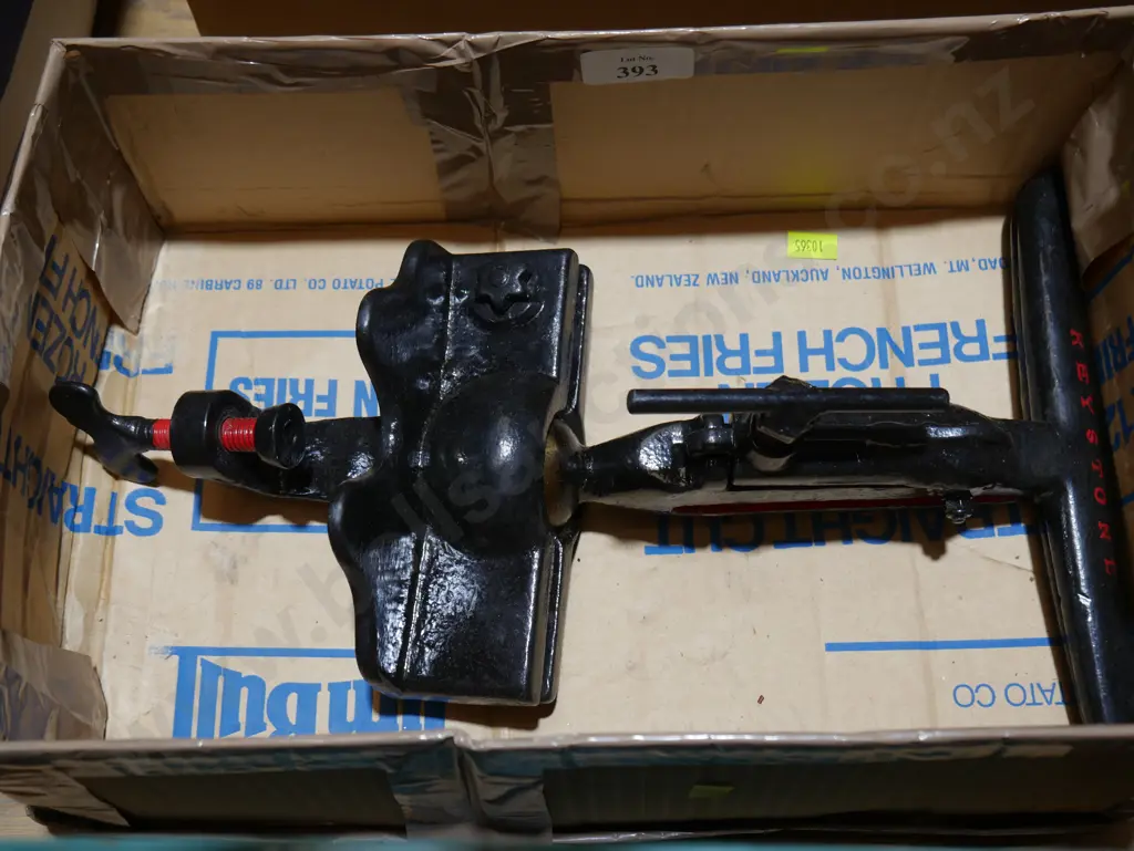 Vintage saw vice Image 1++