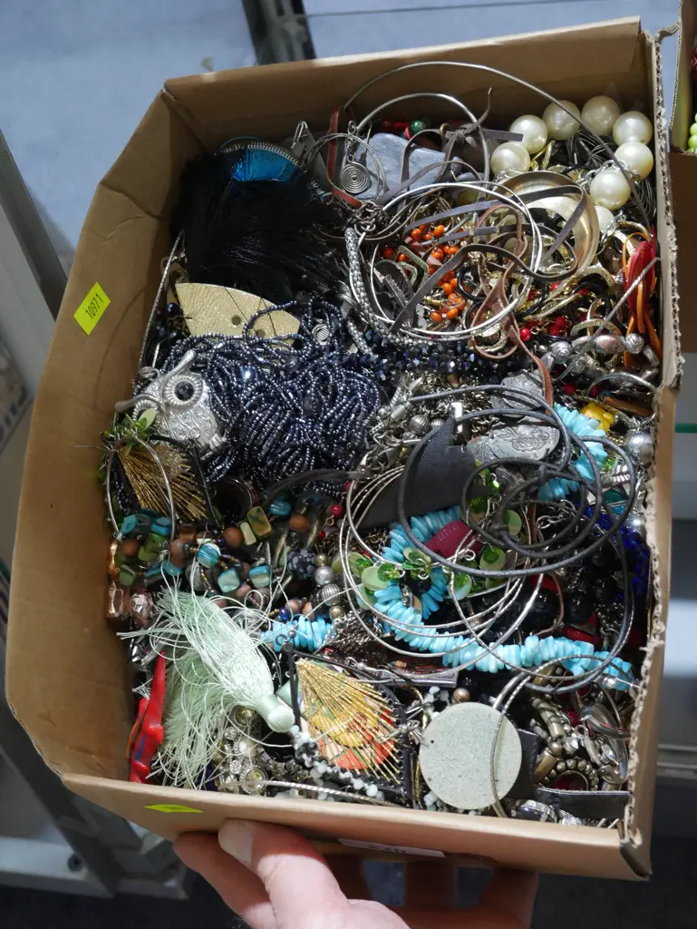 Costume jewellery Image 1++