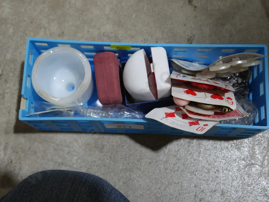 Buttons, costume jewellery Image 1++