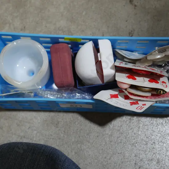 Buttons, costume jewellery