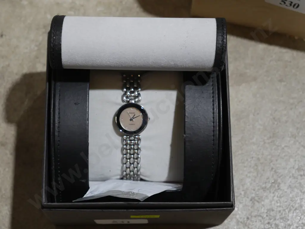 Ladies wristwatch in box Image 1++