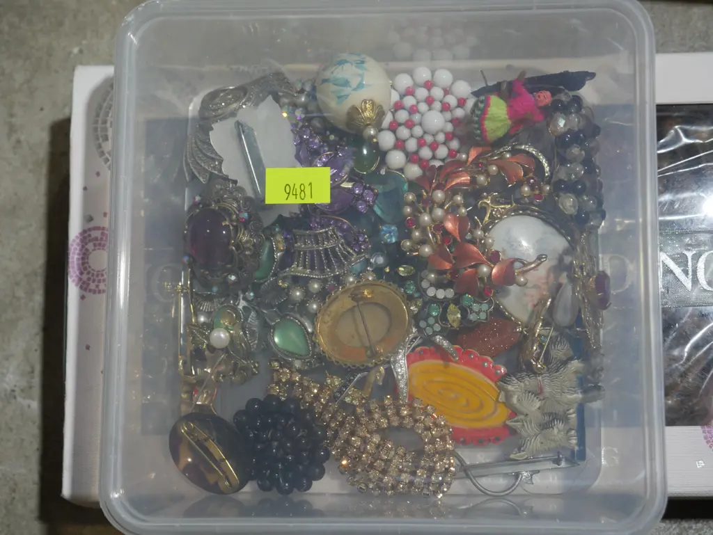 Costume jewellery Image 1++